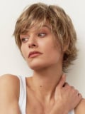 Perruque Diane NJ Création : coupe courte effilée avec frange, fibre synthétique effet naturel, bordure tulle et maintien antigl