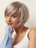Perruque Frimousse NJ Création : coupe courte plongeante effilée, bordure tulle discrète, fibre synthétique NJ et maintien Antig