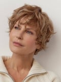 Perruque Inès NJ Création : coupe courte effilée, volume sur le dessus, tulle frontal discret, fibre synthétique effet naturel