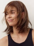 Perruque Jade NJ Création : coupe mi-longue lisse avec frange, fibre NJ naturelle et confort antiglisse discret