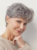 Perruque Jane NJ Création : coupe courte classique, fibre synthétique NJ effet naturel, tulle frontal discret et confort antigli