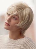 Perruque Jasmin NJ Création : coupe Bob courte lisse avec frange, tulle cinéma discret et technologie antiglisse confortable.