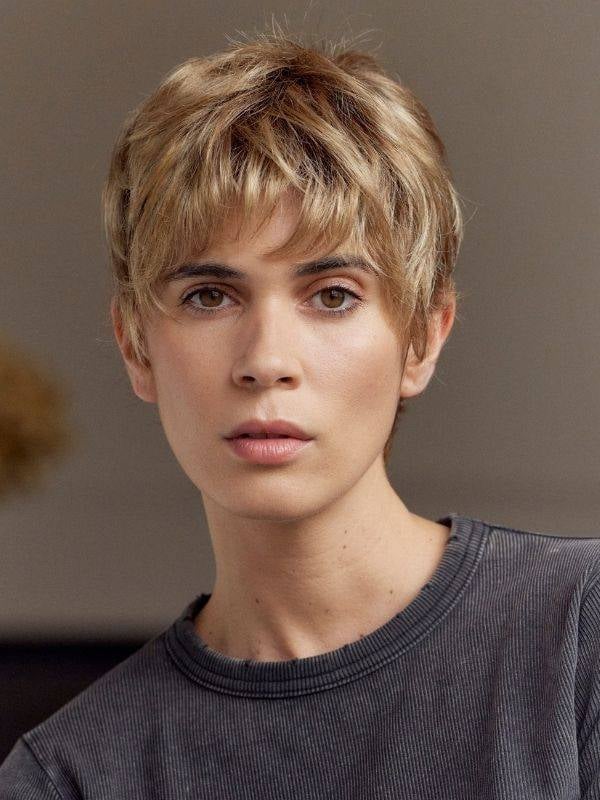 Perruque Julie NJ Création : coupe courte naturelle, fibre NJ°, tulle frontal discret et maintien antiglisse confortable