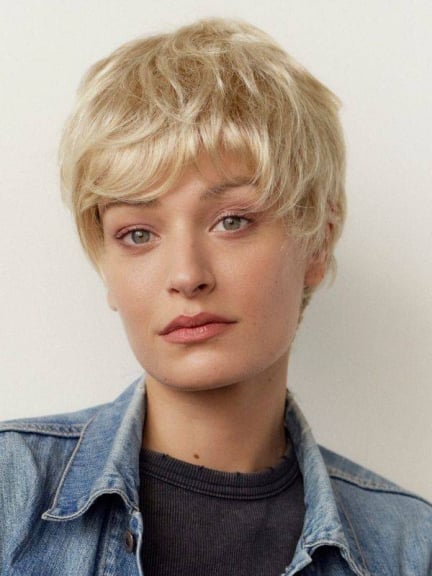 Perruque Karen NJ Création — coupe courte lisse, tulle frontal, fibre résistante 180°C