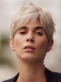 Perruque Karine: coupe garçonne en fibre NJ, tulle front et confort médical