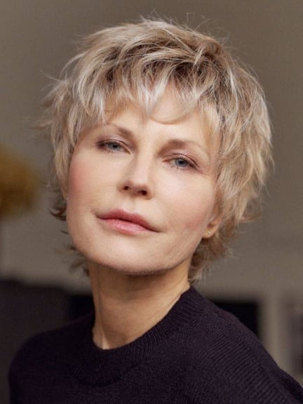 Perruque Kate NJ Création — coupe courte effilée, bordure tulle et maintien ANTIGLISSE confortable