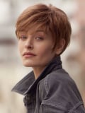 Perruque Kiwi NJ Création : coupe courte dégradée, frange sur le côté, fibre synthétique NJ au rendu naturel, maintien antigliss
