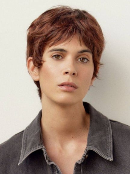 Perruque Mademoiselle NJ Création — courte, effilée, tulle frontal et confort médical