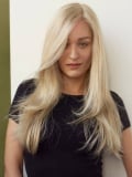 Perruque Maria NJ Création : cheveux longs, frange sur le côté, tulle frontal discret, maintien anti-glisse, confort médical.