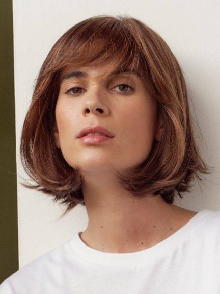 Découvrez Mélissa : perruque mi‑longue NJ Création, frange et tulle frontal, confort ANTIGLISSE