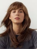 Perruque Nanou NJ Création : longs cheveux lisses avec frange sur le côté, bordure tulle discrète, maintien antiglisse confortab