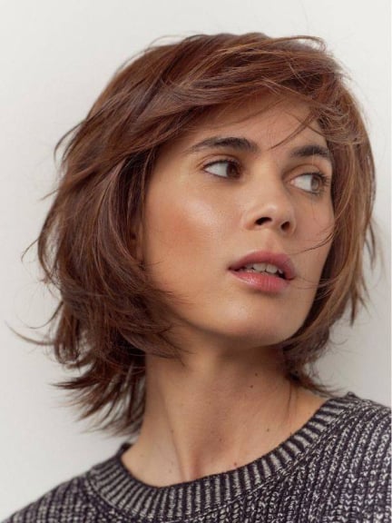 Perruque Nathalie mi‑longue lisse, frange latérale, tulle frontal, fibre résistante 180°C, anti‑glisse