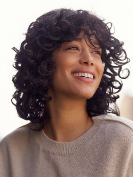 Perruque Ornela en fibre NJ, larges boucles et bordure frontale en tulle