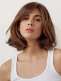 Perruque Romy NJ Création mi-longue lisse avec frange, fibre synthétique NJ, confort médical et technologie antiglisse pour un m