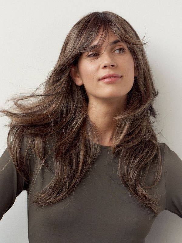 Perruque Tatiana NJ Création : cheveux longs lisses, frange épaisse, fibre NJ, tulle frontal discret, confort médical antiglisse