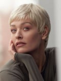 Perruque Zazie NJ Création : coupe pixie courte, fibre synthétique NJ, bordure frontale en tulle, maintien antiglisse.