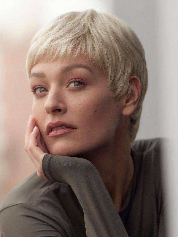 Perruque Zazie NJ Création : coupe pixie courte, fibre synthétique NJ, bordure frontale en tulle, maintien antiglisse.