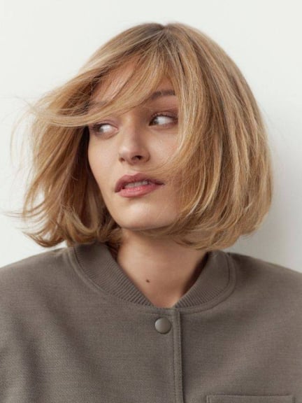 Perruque Nathalia — carré mi-long avec frange balayée, fibre mixte & bordure en tulle