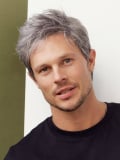 Perruque homme Pilote NJ Création : coupe courte dégradée, tulle frontal discret, fibre synthétique effet naturel, maintien anti