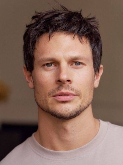 Découvrez Walter : perruque courte en fibre synthétique NJ, maintien antiglisse et look naturel