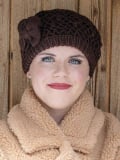 Béret femme Sofia MM Paris en tricot acrylique doux avec fleur, idéal pour l’hiver