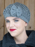 Béret femme Sofia MM Paris en tricot acrylique doux avec fleur, idéal pour l’hiver