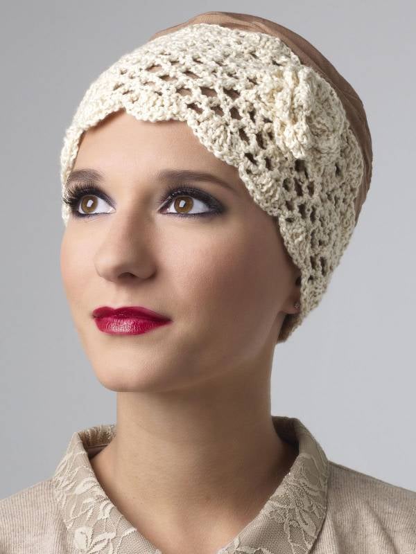 Bandeau Vélia H MM Paris en dentelle, porté sur bonnet/turban pour un style chic et raffiné