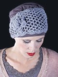 Bandeau Vélia H MM Paris en dentelle, porté sur bonnet/turban pour un style chic et raffiné