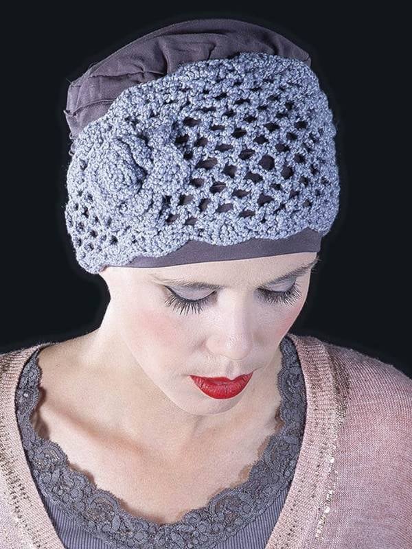 Bandeau Vélia H MM Paris en dentelle, porté sur bonnet/turban pour un style chic et raffiné