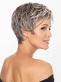 Perruque Magic Lizzy Mono Lace Gisela Mayer : coupe courte effilée, frange droite, lace discret, fibre 160°C, confort médical