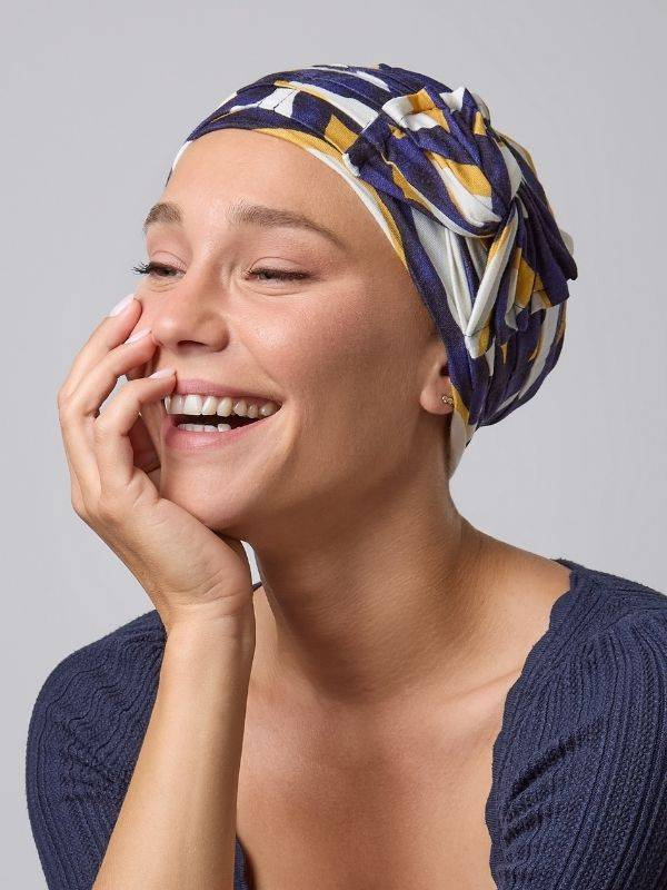 Turban Opéra NJ Création : turban léger avec grand nœud modulable pour un volume élégant, à porter sur le côté ou sur le dessus.