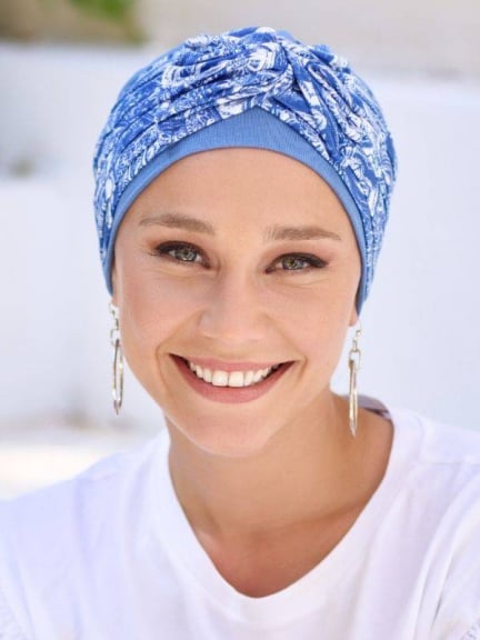 Turban Opéra NJ Création : turban léger avec grand nœud modulable pour un volume élégant, à porter sur le côté ou sur le dessus.