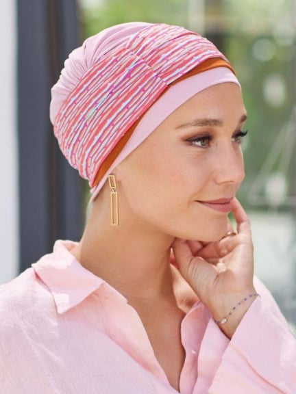Turban chimio Madeleine NJ Création avec bandeau amovible, confortable, rendu naturel et discret, disponible en plusieurs colori
