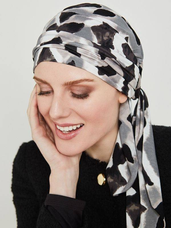 Turban Madrid Printed Gisela Mayer, turban-foulard chimio en viscose douce à imprimé, confortable et facile à nouer.