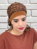 Foulard Ughet MM Paris : turban en coton déjà noué, motif fleuri, confortable et léger, idéal pendant la chimiothérapie.