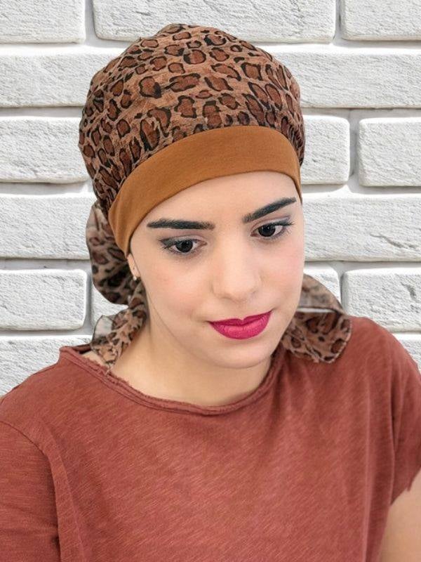 Foulard Ughet MM Paris : turban en coton déjà noué, motif fleuri, confortable et léger, idéal pendant la chimiothérapie.