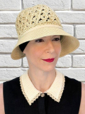 Chapeau Romane MM Paris 100% papier, léger et confortable, porté avec turban pour protection solaire et maintien.