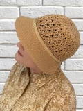 Chapeau Romane MM Paris 100% papier, léger et confortable, porté avec turban pour protection solaire et maintien.