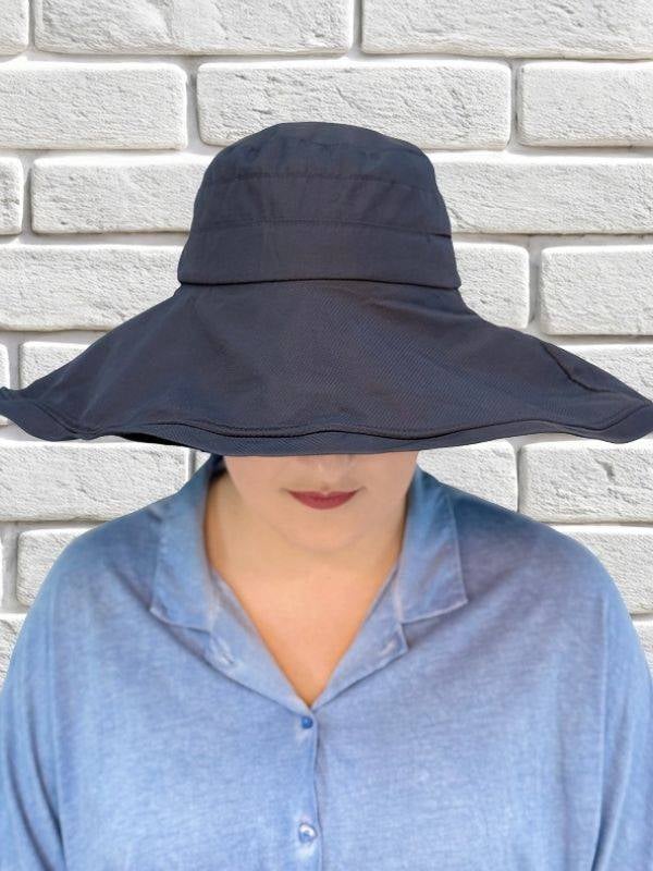 Chapeau Celeste MM Paris : chapeau d’été XXL en 100% coton, large bord pour une protection anti-soleil élégante.