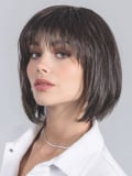 Perruque Change : carré mi-long effilé avec frange droite, fibre synthétique, look catwalk naturel et facile à coiffer.