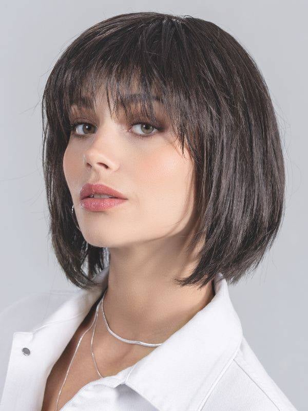 Perruque Change : carré mi-long effilé avec frange droite, fibre synthétique, look catwalk naturel et facile à coiffer.