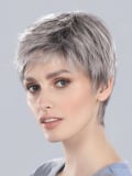 Perruque Debbie : coupe courte structurée et dégradée pour un style naturel, jeune et facile à coiffer