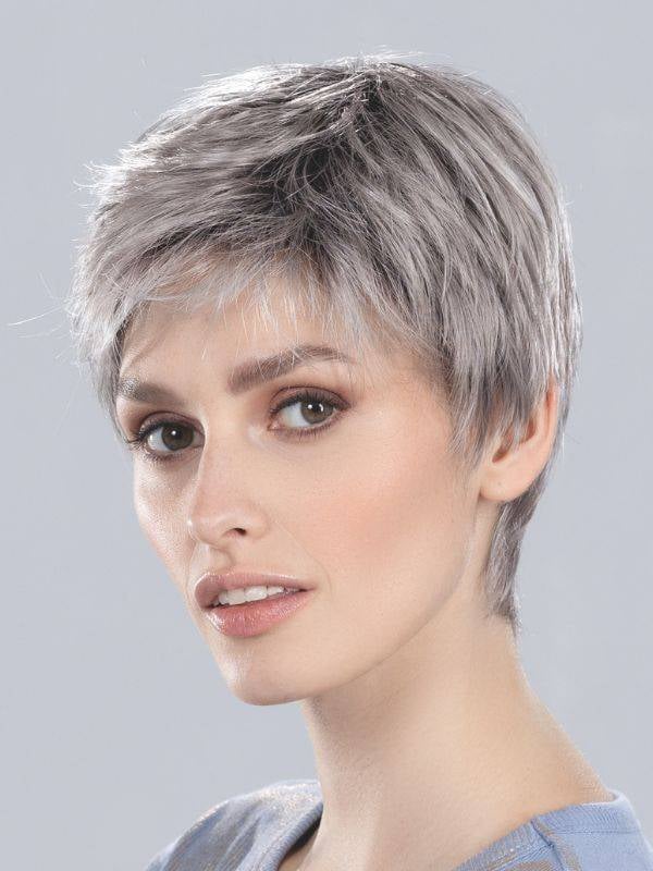 Perruque Debbie : coupe courte structurée et dégradée pour un style naturel, jeune et facile à coiffer