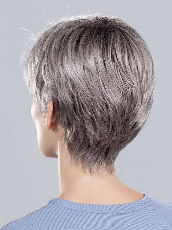 Perruque Debbie : coupe courte structurée et dégradée pour un style naturel, jeune et facile à coiffer