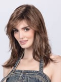 Perruque Carrie Perucci : longs cheveux lisses avec frange, effet naturel glamour et mouvement léger.