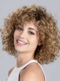 Perruque Disco Ellen Wille : coupe boule ultra bouclée avec mini lace front pour un rendu naturel et glamour