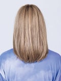 Perruque Jacky Ellen Wille Perucci : coupe lisse et droite, frange épaisse, fibre synthétique thermoformable jusqu’à 130°C