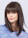 Perruque Jacky Ellen Wille Perucci : coupe lisse et droite, frange épaisse, fibre synthétique thermoformable jusqu’à 130°C