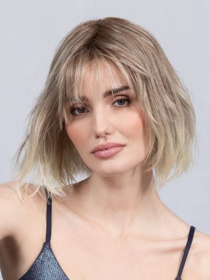 Admirez la Perruque Vivi Mono Part: carré droit, frange effilée et Cool Pads