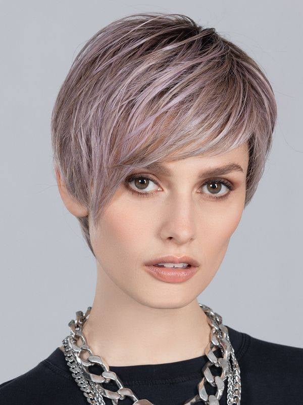 Perruque Link Mono Part Ellen Wille : coupe courte asymétrique, fibre synthétique thermo 140°C, effet naturel et discret.